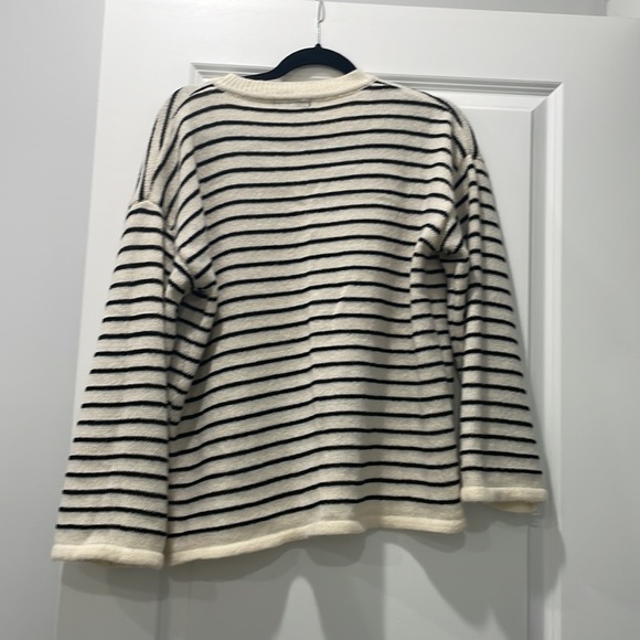 Black and white stripe sweater - Picture 4 of 4